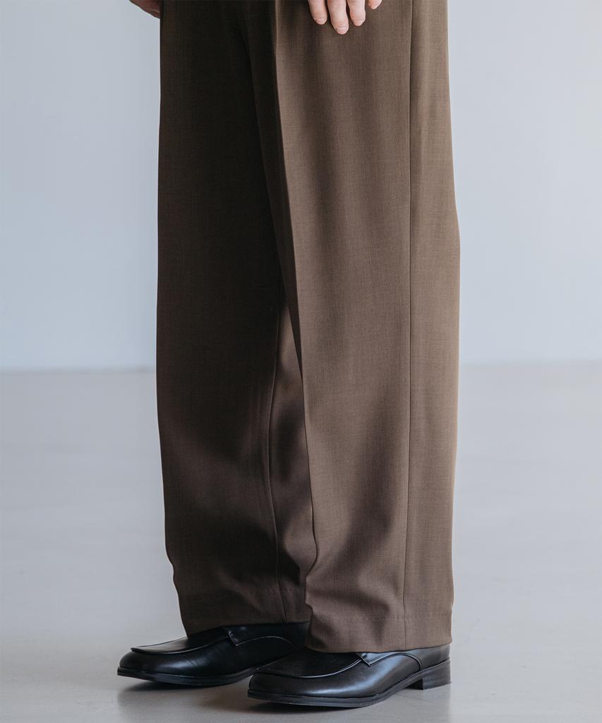 Dekkoloso Cier One-Pleat Semi-Wide Slacks [Brown]