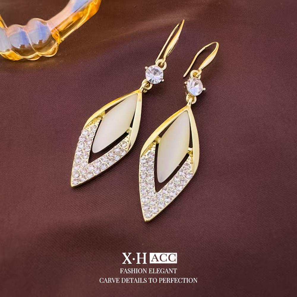 Silberne Nadel Katzenaugenstein Blume Ohrringe - Elegantes, vielseitiges Modeaccessoire für Frauen