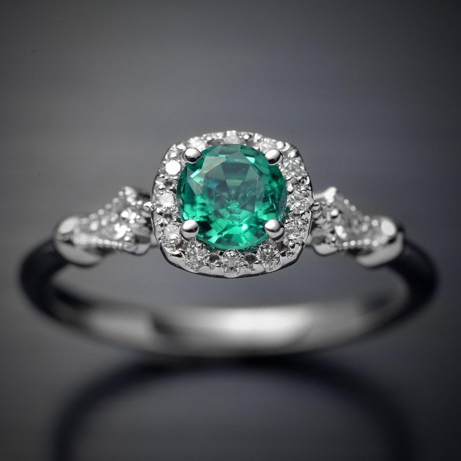 Timeless Design Cushion Halo Green Ring Women Perfect Wedding Engagement Jewelry