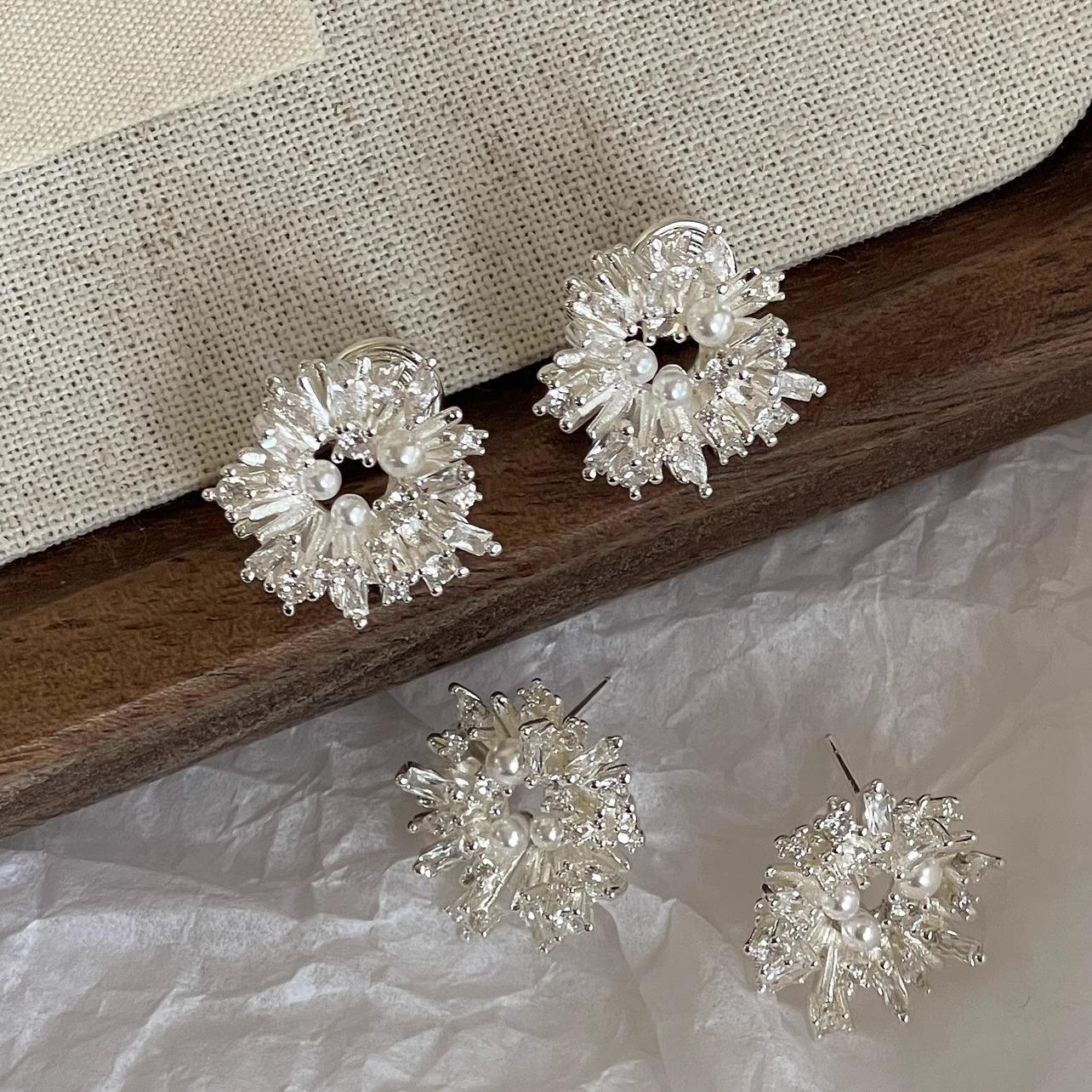 [Frost ear] Korean sunflower geometric pearl stud earrings silver unique earrings trend camellia