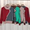 Ein halbhoher Color-Blocking-Pullover, eine kurze Oberbekleidung für Damen, ist eine neue Basisschicht für Herbst und Winter