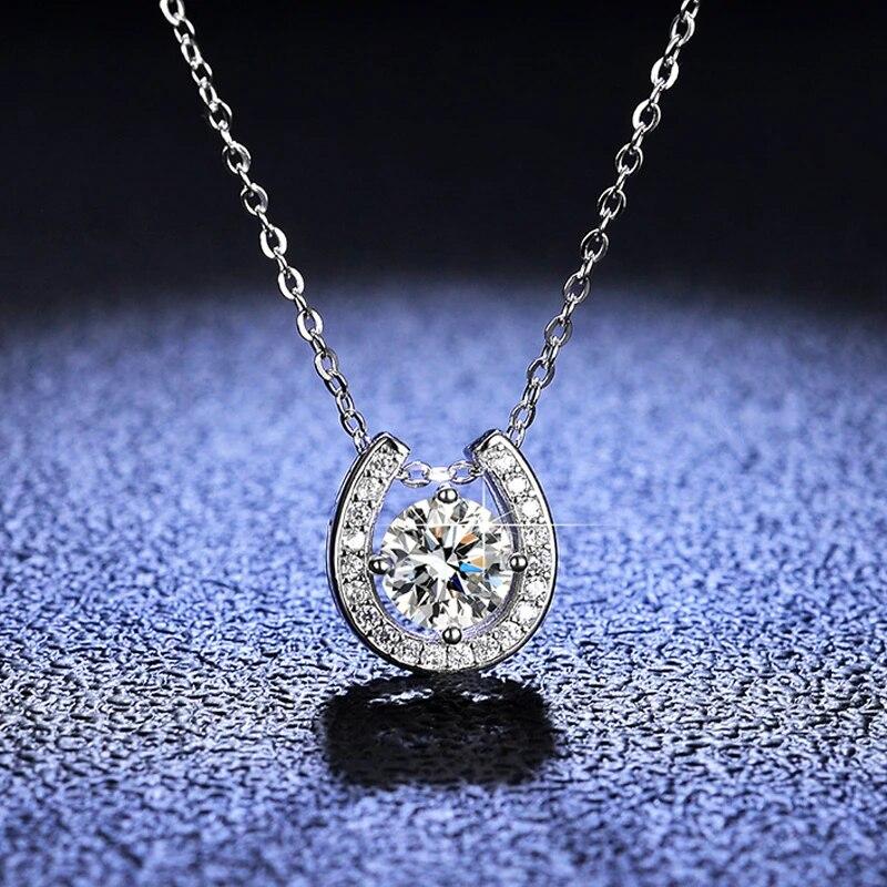 

D Цвет 1 карат 0,5 карата Муассанит Ожерелье для женщин Подвеска из белого золота с бьющимся сердцем S925 из стерлингового серебра 0.5CT