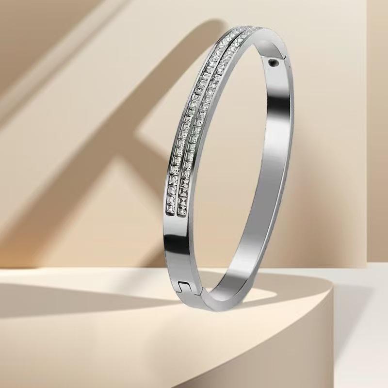Titanium Steel European-American Style Stainless Steel Bracelet – Fine Craftsmanship, Personalized & Versatile Fashion Accessory.