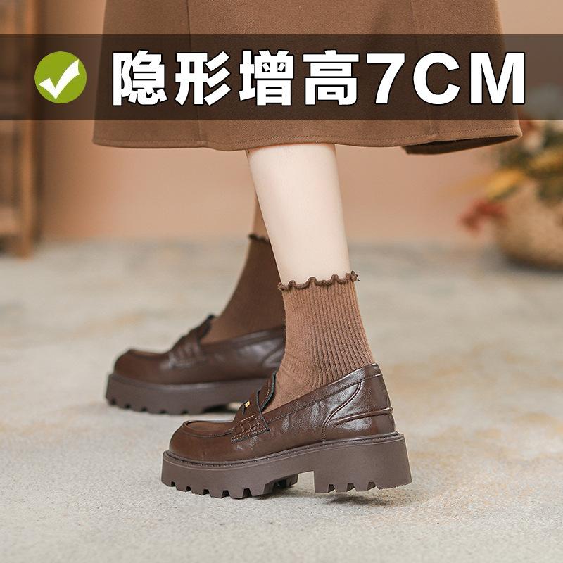 

Внутренняя высота увеличивается на 7 см, новые мокасины из конской кожи золотого цвета на толстой подошве с одним ремешком, маленькие кожаные туфли 39 коричневый