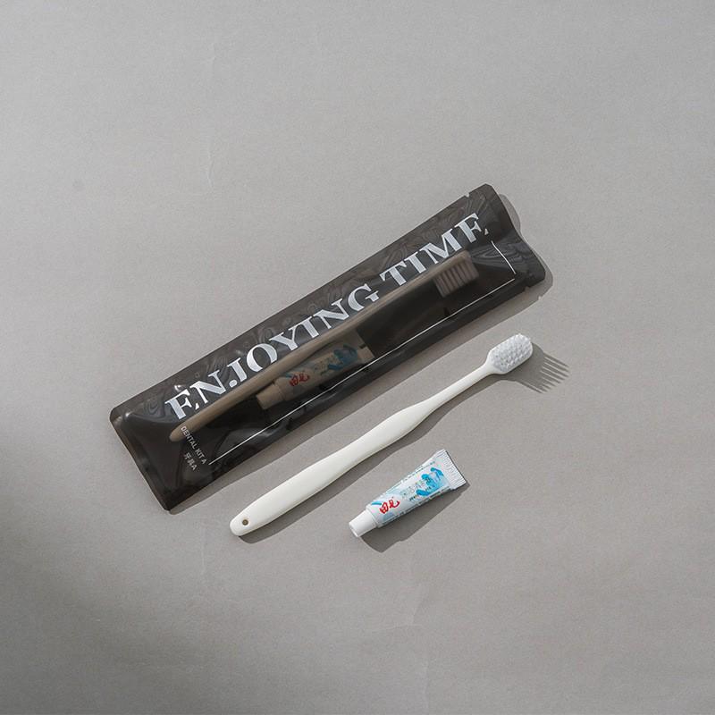 "Special Hotel Toiletries Set: Comb, Disposable Toothbrush with Toothpaste, Soft Bristles, Ideal for Homestays"
