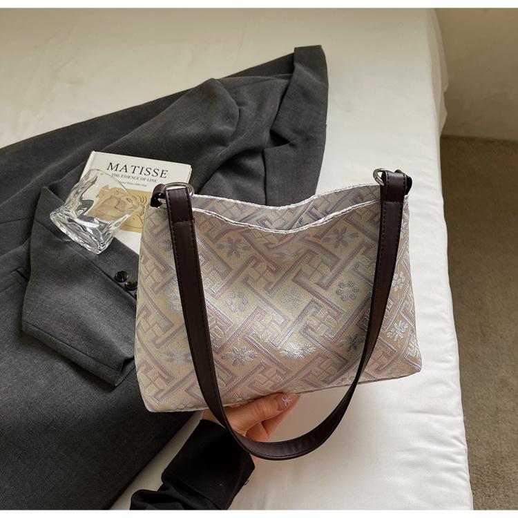 

Сумка большой вместимости женская универсальная 2025 новая повседневная сумка через плечо премиальная текстура с принтом сумка-тоут для поездок фиолетовый