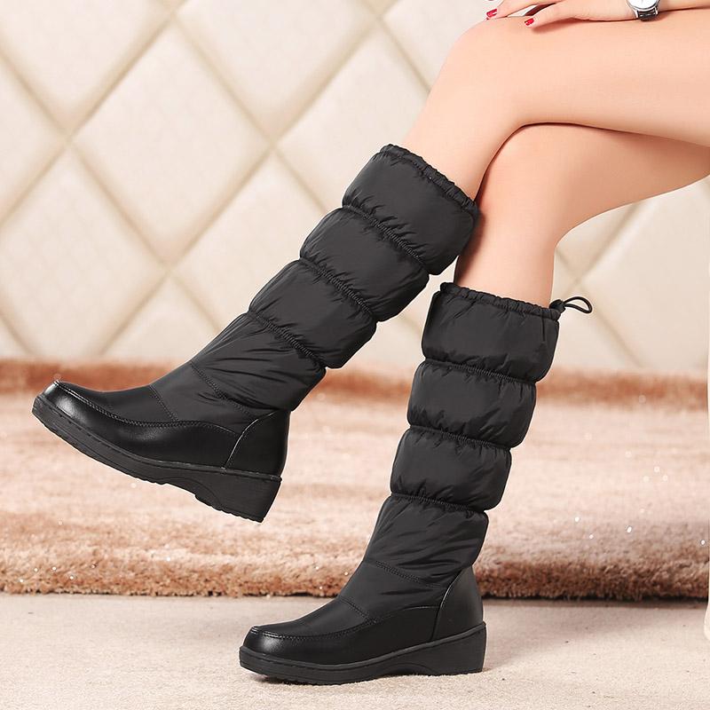 Dámské sněhule jsou v zimě nutností. Hřejivé a pohodlné plyšové ležérní kozačky střední délky s nízkým podpatkem