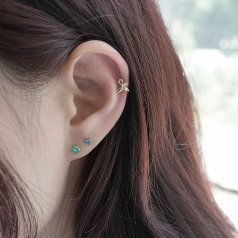 youngglow 14k whale tail cubic piercing