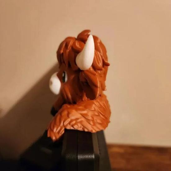 Yousheng Cute Highland Cow Figurine Mini Cow Screen Topper Ornament 3D Printed Farmhouse Animal Computer Monitor TV Planter Decor for Cow Lovers Gifts
