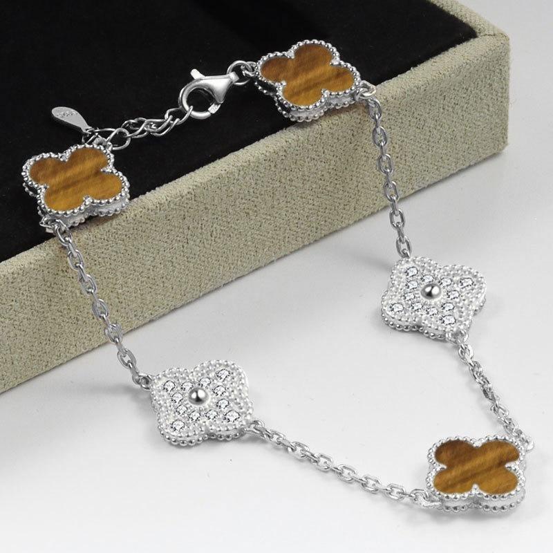 Women's Four-Leaf Clover Bracelet – 18K Gold Plated with Double-Sided Mother-of-Pearl, Elegant High-Quality Accessory, Chic and Lucky Design.