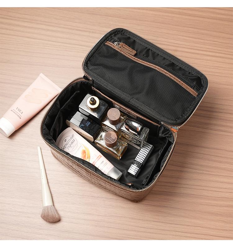 Crocodile Pattern Cowhide Makeup & Toiletry Bag: Portable, High-Capacity, Travel-Ready.