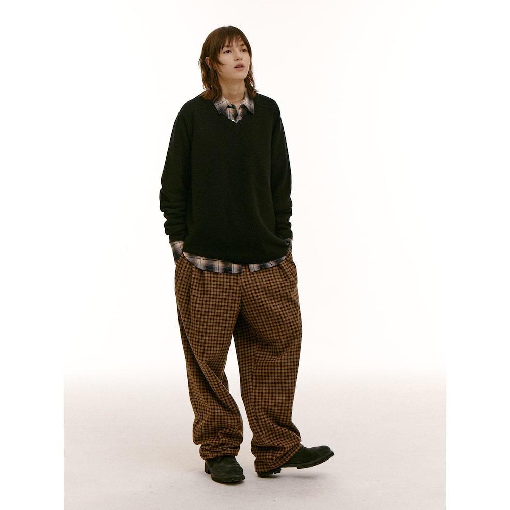 Saendeusaundeu (Unisex) Soft Touch Wool V-Neck Sweater Black