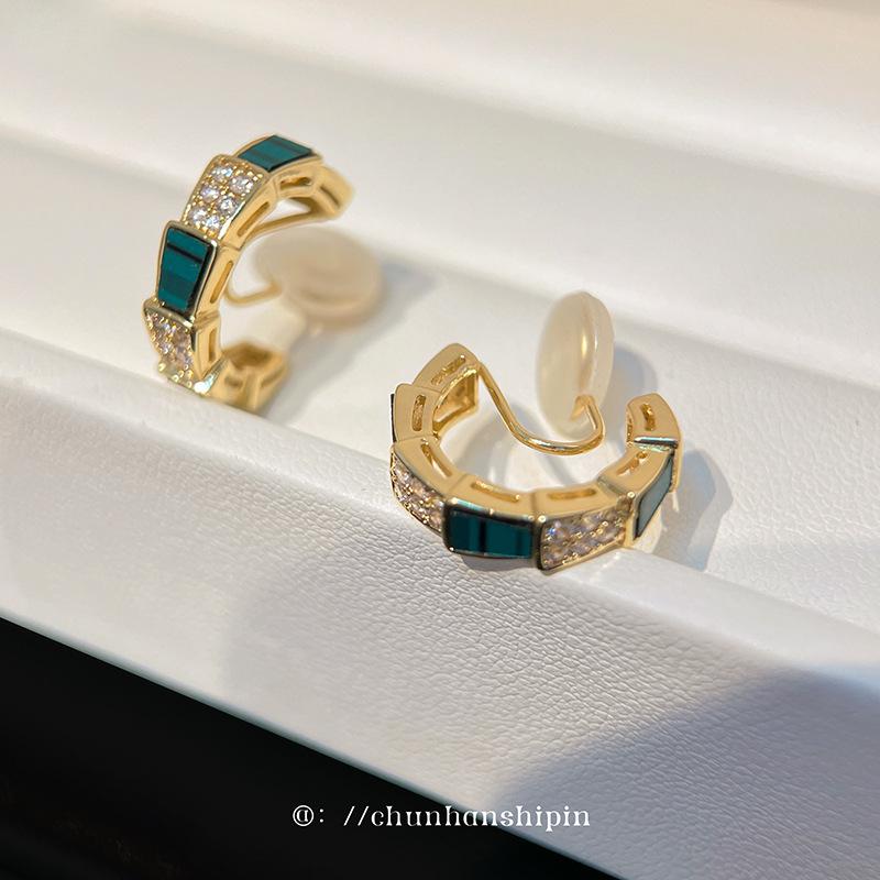 

Emerald high-end earrings, women s zircon design, light luxury temperament stud earrings, fashionable commuter earclips, green without earrings.
