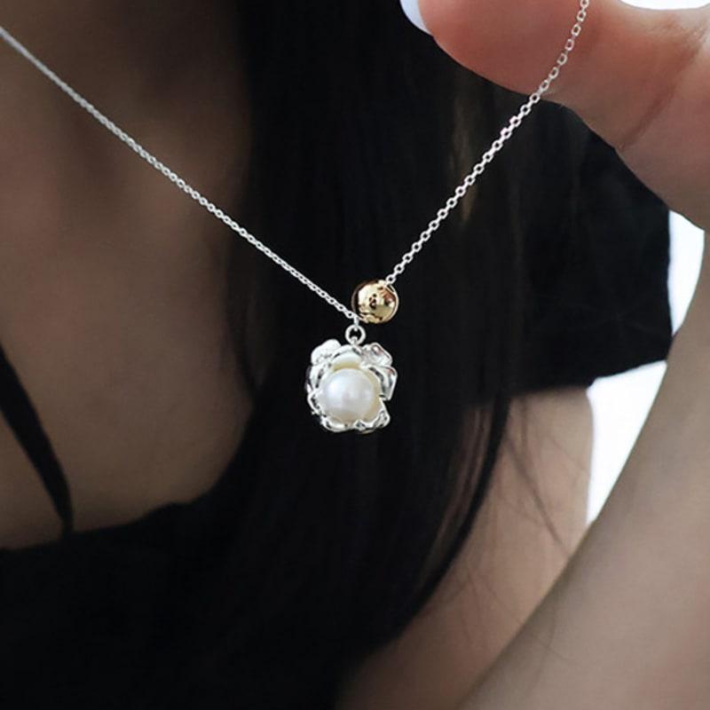 Monde Ligne Bloom pearl necklace