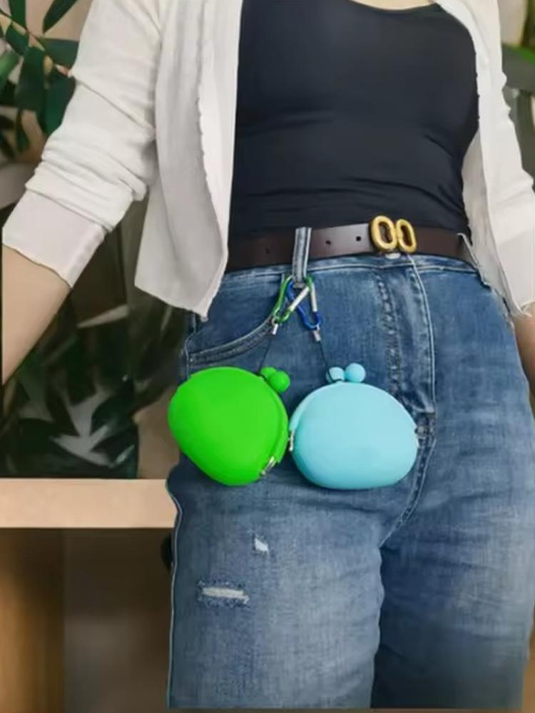 Portable Multi-Functional Silicone Fashionable Dog Treat Pouch for Training Outdoor Multi-functional Pet Snack Bag with Clip