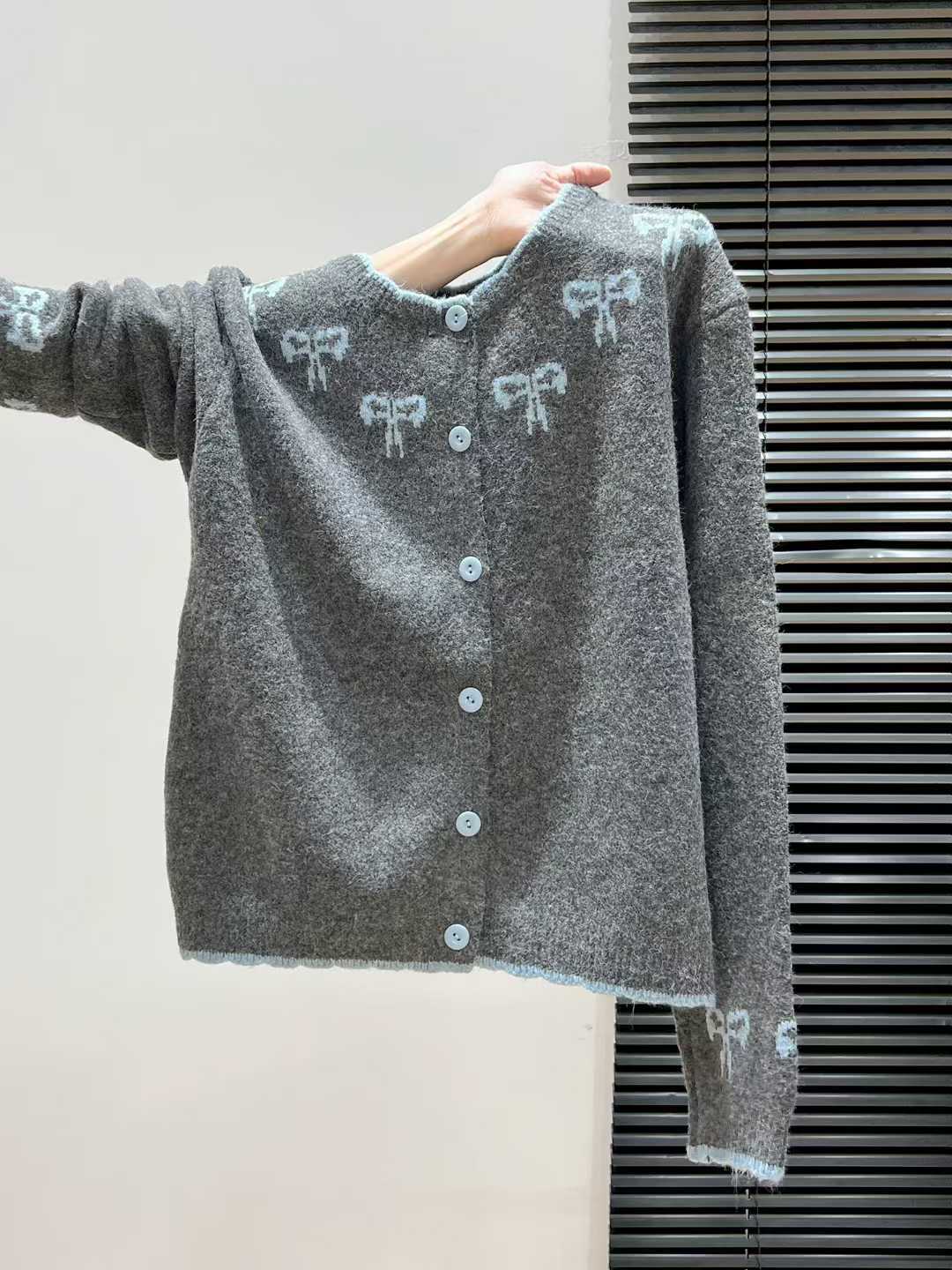 

2026 early spring new loose bow knitted cardigan femininity atmosphere wearing sweater jacket top women one size fits all сірий колір