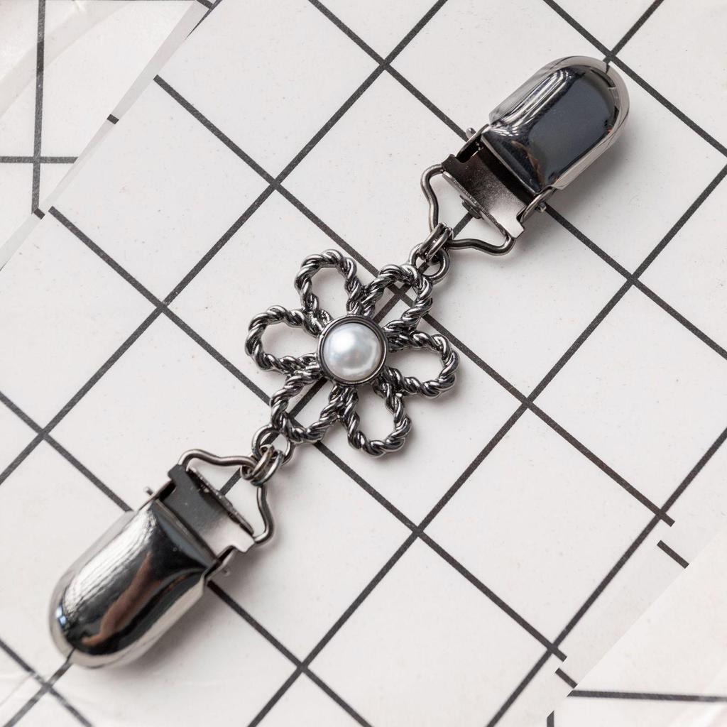 Retro Shawl Clip: European-American Sweater and Scarf Brooch with Diamond Accent - Anti-Exposure Alloy Accessory