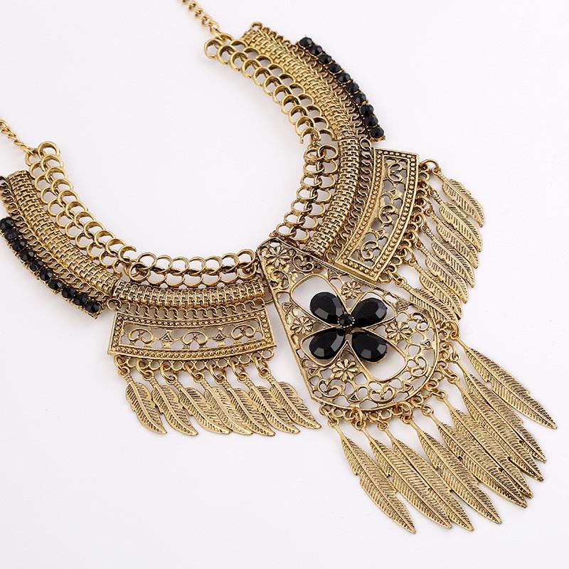 Qw Vintage European Designer Necklace With Hollow Flower Pattern And Leaf Tassel For Gift And Travel Souvenir