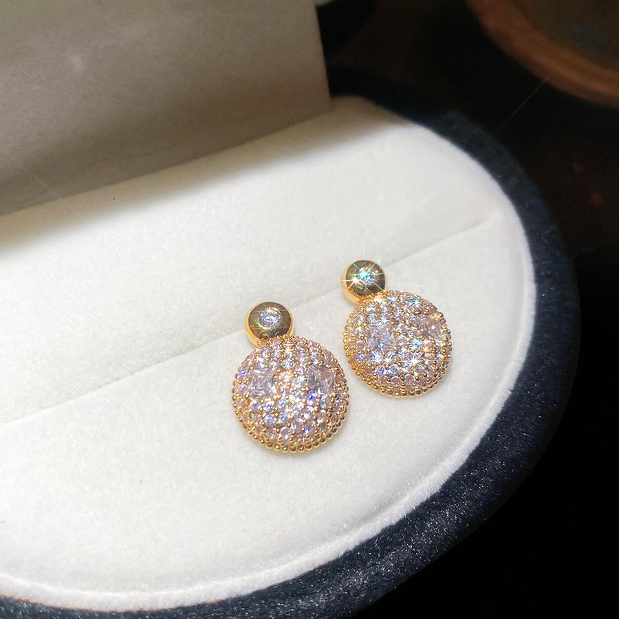 Элегантные серебряные круглые серьги-гвоздики с цирконами - Модные, роскошные и универсальные геометрические аксессуары