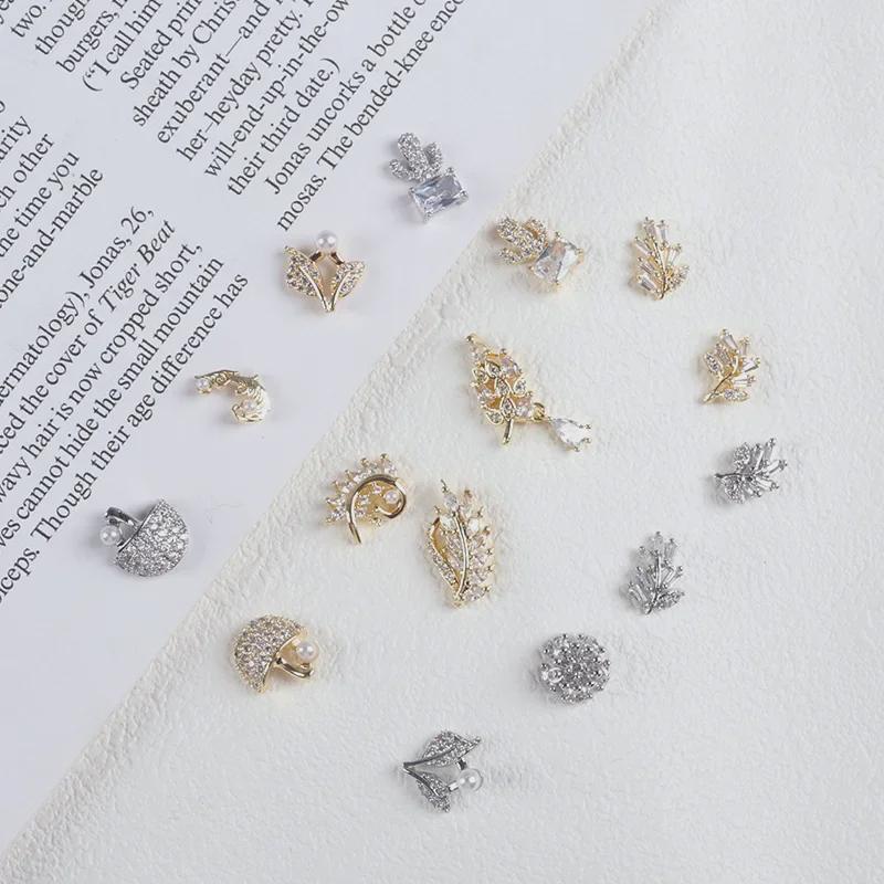 Trendiger Strass- und Zirkon-Nagelschmuck mit diamantbesetzten Metallpailletten