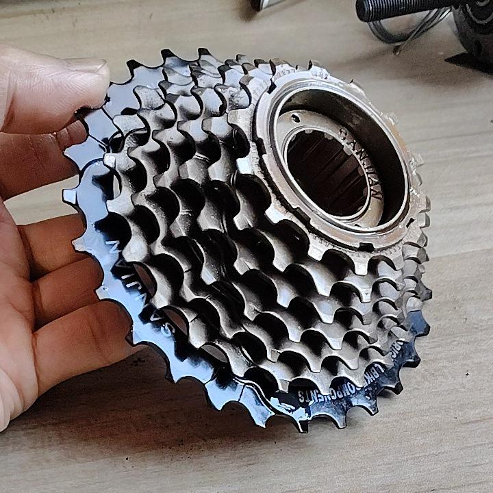 Vélo de montagne 27 vitesses avec poignées tournantes, roue libre indexée 7 vitesses, pignons arrière 9 vitesses, roue libre bruyante 8 vitesses et moyeu à cassette à changement de vitesse