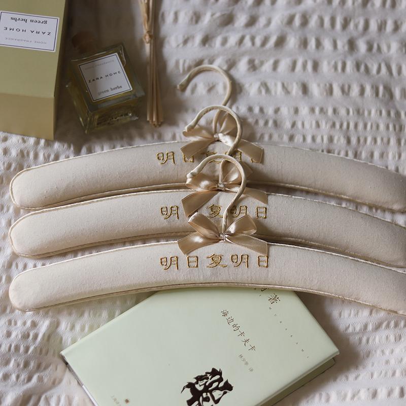 

Вешалка на заказ вышивка губкой букв многофункциональная противоскользящая и предотвращающая деформацию сумка подходит для гостиничного магазина одежды гардероба 1pc