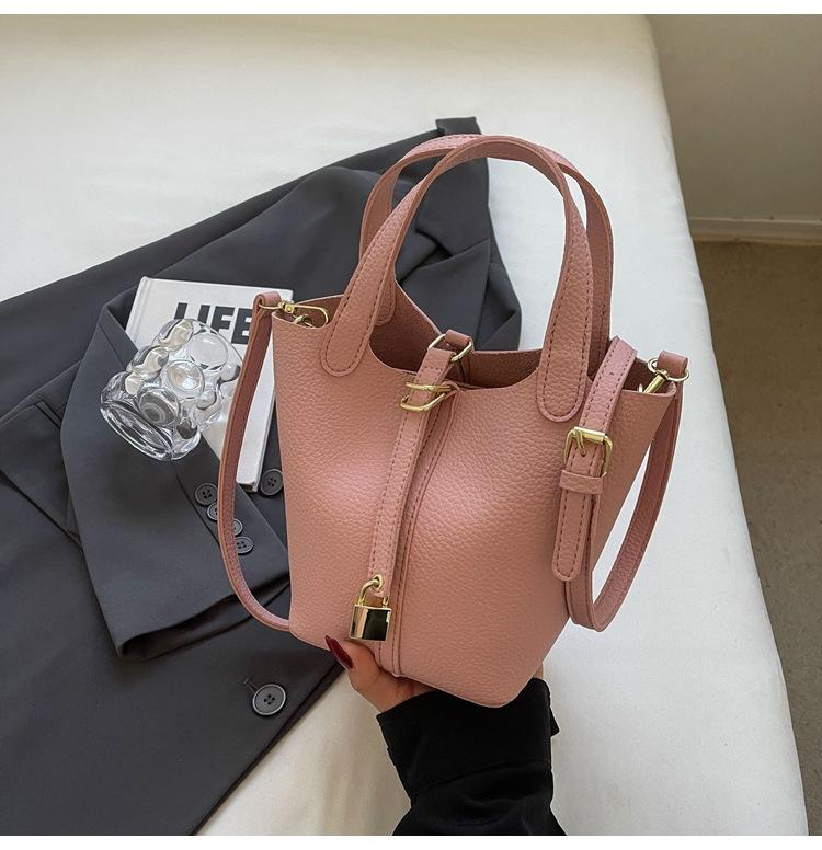 This Year's Popular High-end Fashion Handbag Women's 2025 Korean Version of the New Simple Casual Bucket Messenger Bag Women