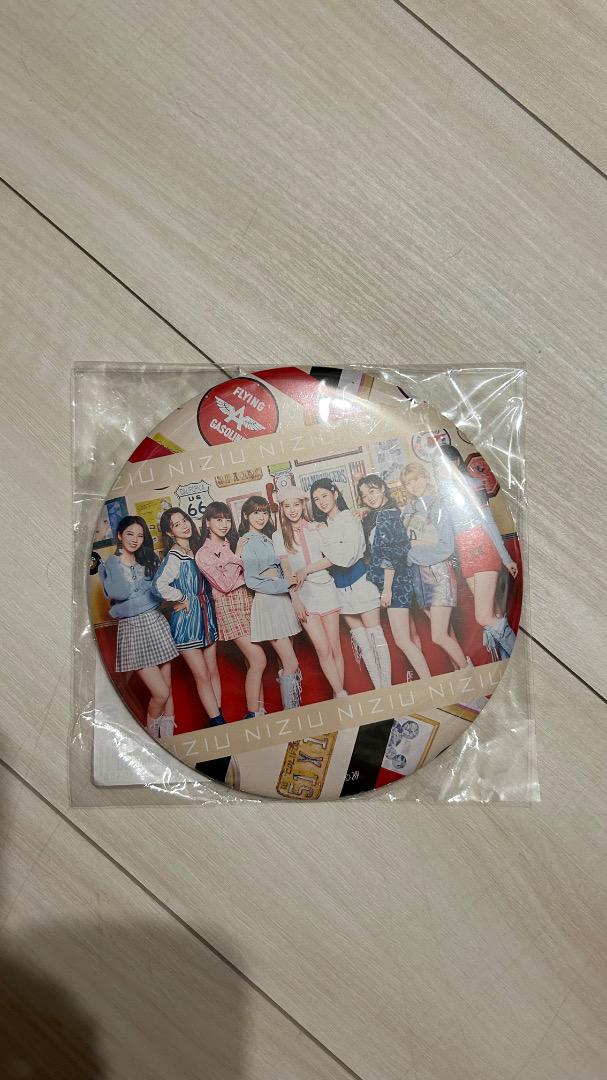 

[USED] NiziU large badge