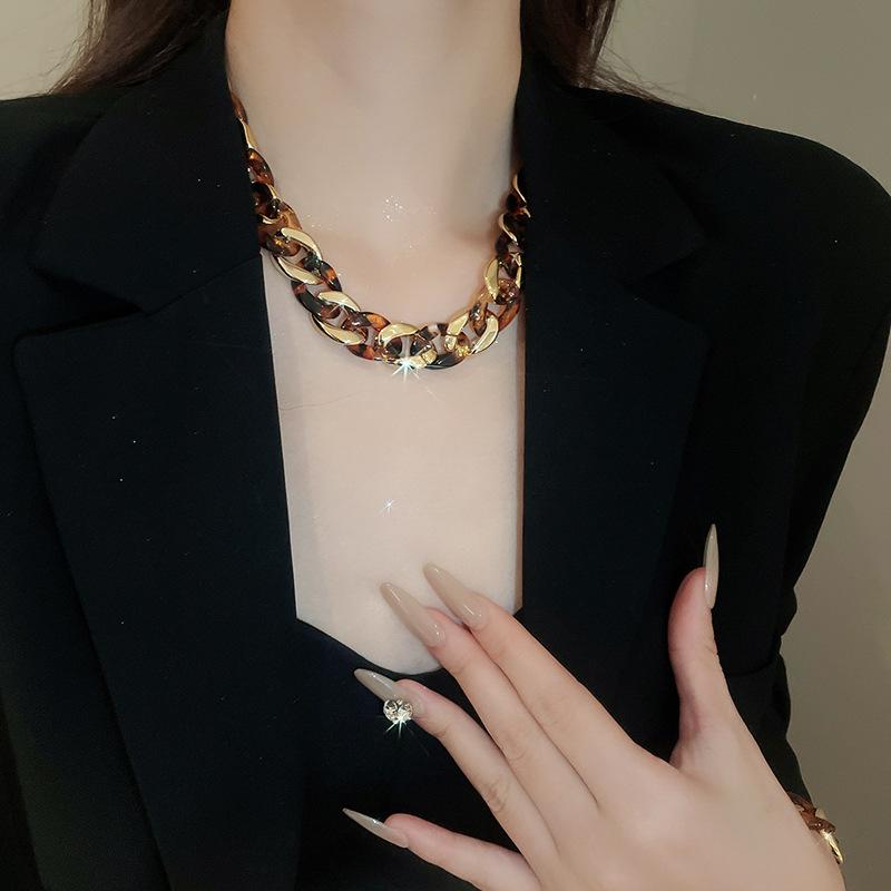 Autumn and winter retro coffee color tiger's eye stone pearl necklace temperament collarbone chain Maillard necklace women