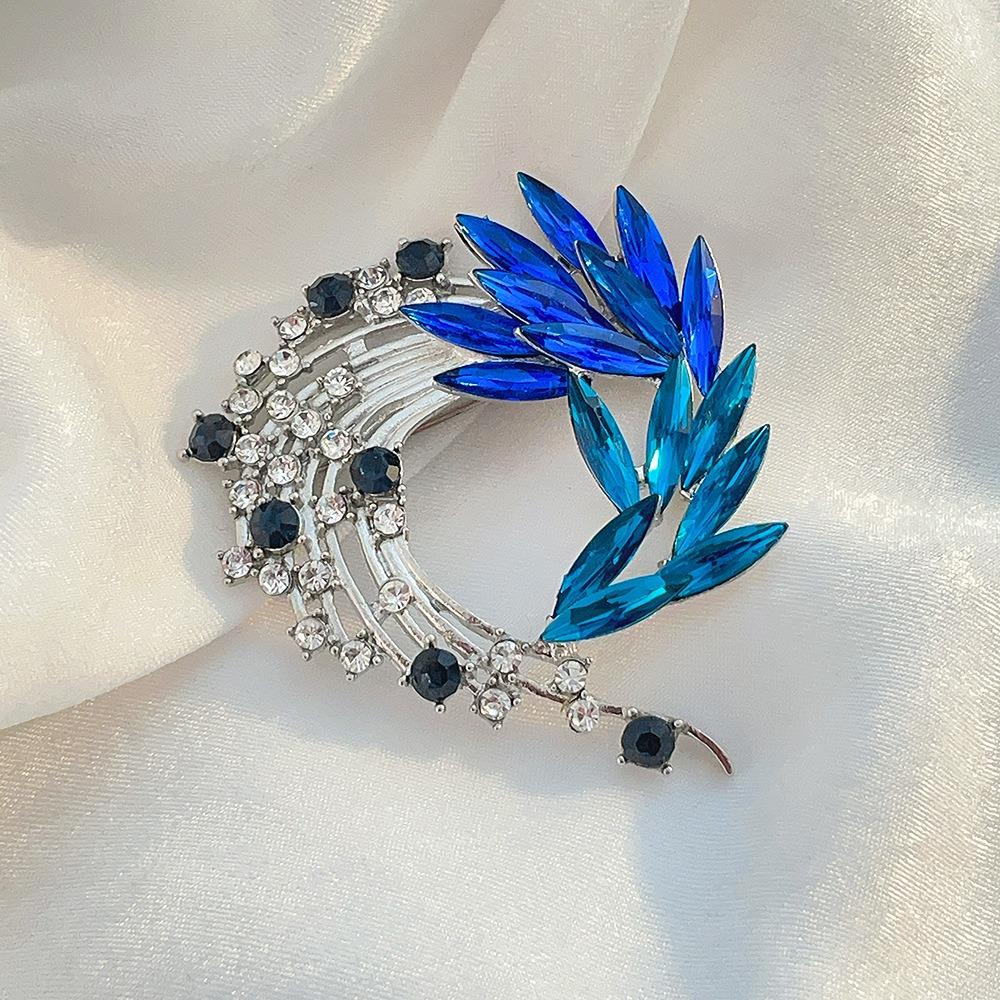 Charm Temperament Stereo Whale Pearl Enamel Brooch Gradient Blue Phoenix Tail Crystal Corsage Women's High-end Suit Pins Jewelry