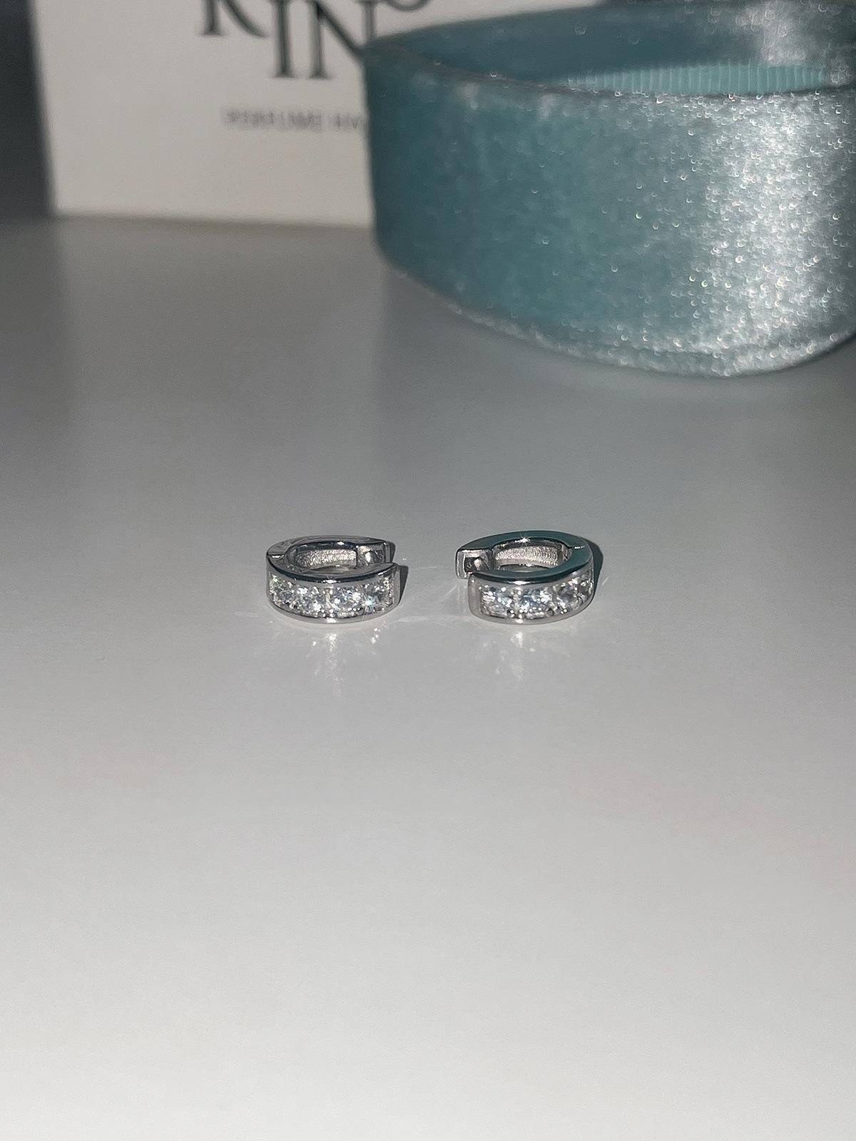 

Light luxury high-end flash zircon earrings, simple and fashionable new silver needle earrings, exquisite niche and versatile earrings. A pair of 925 silver needle