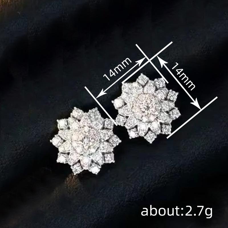 New stud earrings for women, flower snowflake exquisite earrings, elegant and sweet micro-inlaid zircon jewelry.