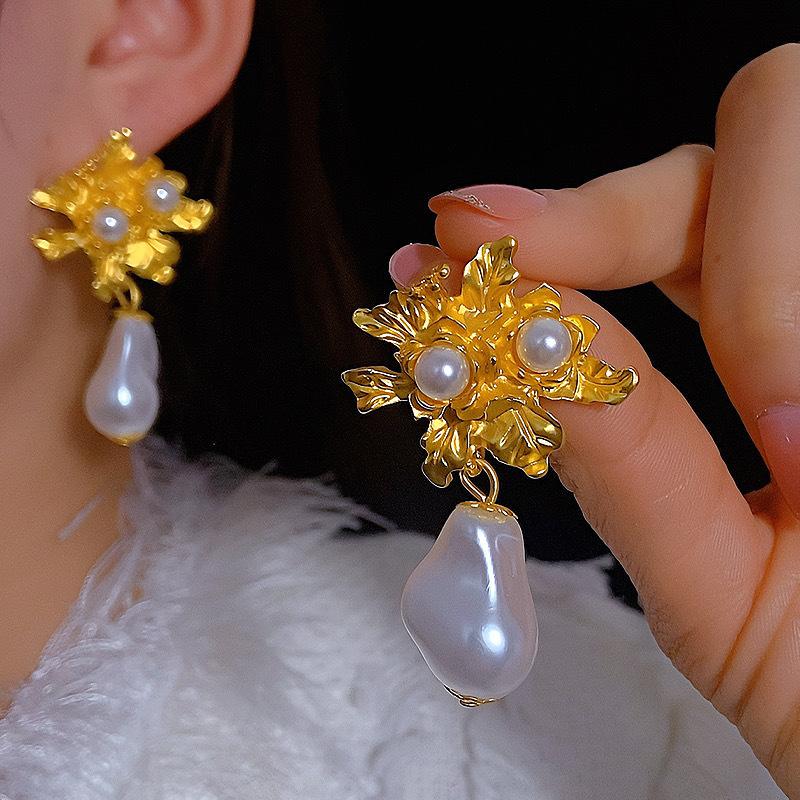 European and American popular irregular metal flower pearl stud earrings French fresh and unique commuter versatile ear jewelry