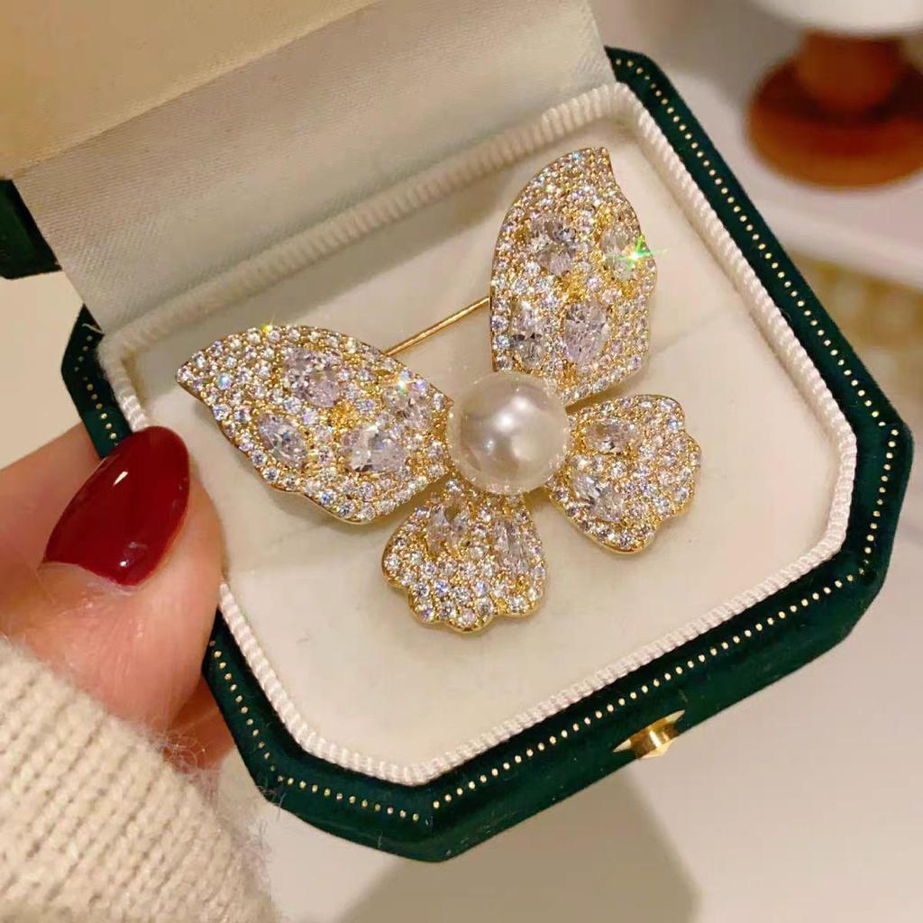 Korean Elegant Light Luxury Brooch - High-End Anti-Exposure Pin for Women's Clothing Accessories
