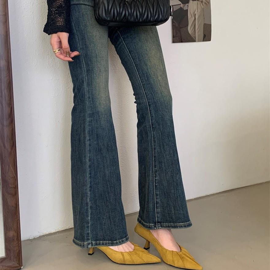 Zapatos individuales plisados de punta de tacón medio alto francés para gatito, zapatos de mujer verano 2025, temperamento, ante negro, zapatos de oficina