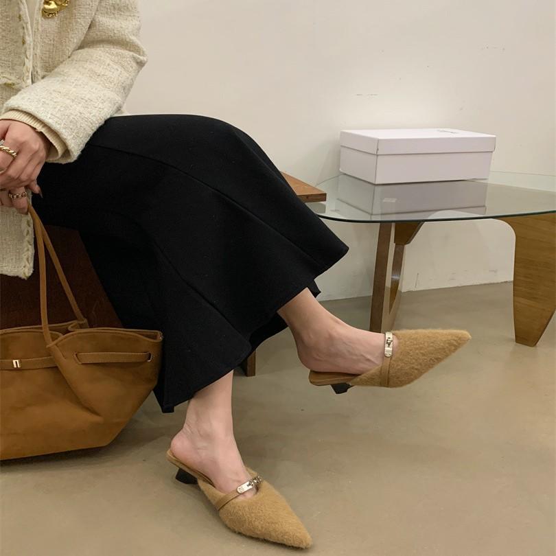 French temperament baotou, half slippers, and women's shoes outside. In the spring and autumn of 2025, the new models are matched with skirts, pointe