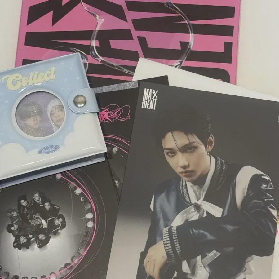 

Straykids Maxident Album + Photo Card + Rockstar