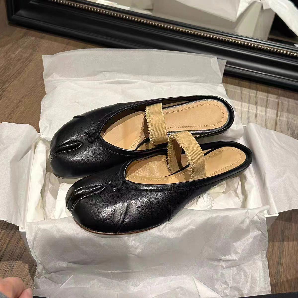 

Обновленная версия~ 2024 серебряные копытца свиньи обувь с раздвоенным носком женские летние на плоской подошве с сумкой на голове полушлепанцы носить мягкую подошву женские крутые шлепанцы 40