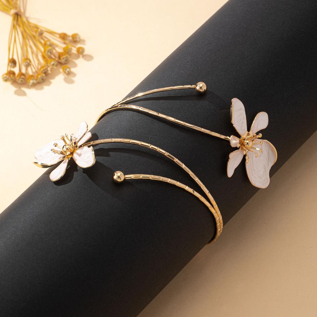 A Women's Arm Bracelet, White Oil-Drip Flower Design, Elegant Women's Arm Bracelet, Suitable for Daily Wear and Banquet Wear