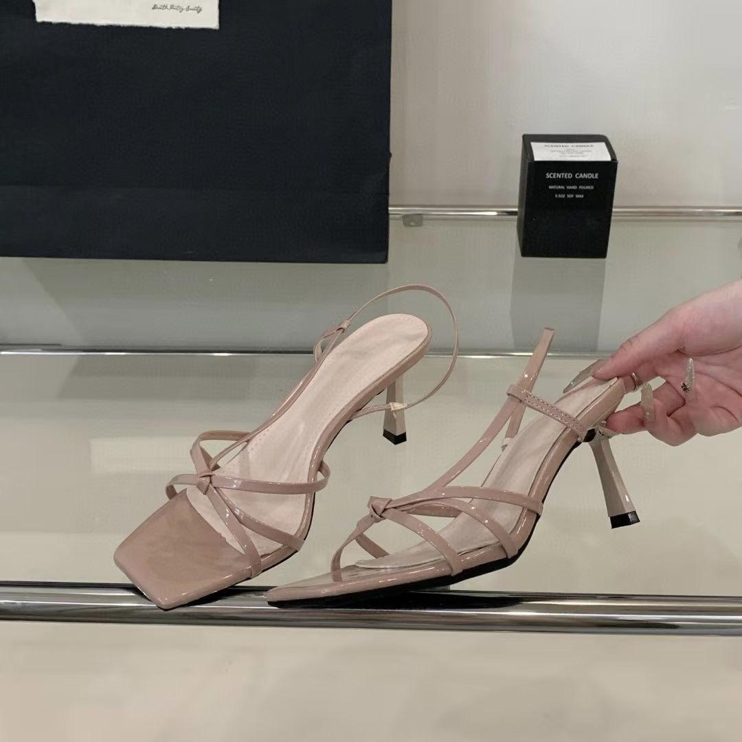 

2025 новые крутые шлепанцы с квадратным носком, женская обувь, сандалии с открытым носком, туфли на шпильке, маленькие ароматные шлепанцы на высоком каблуке 35 телесный