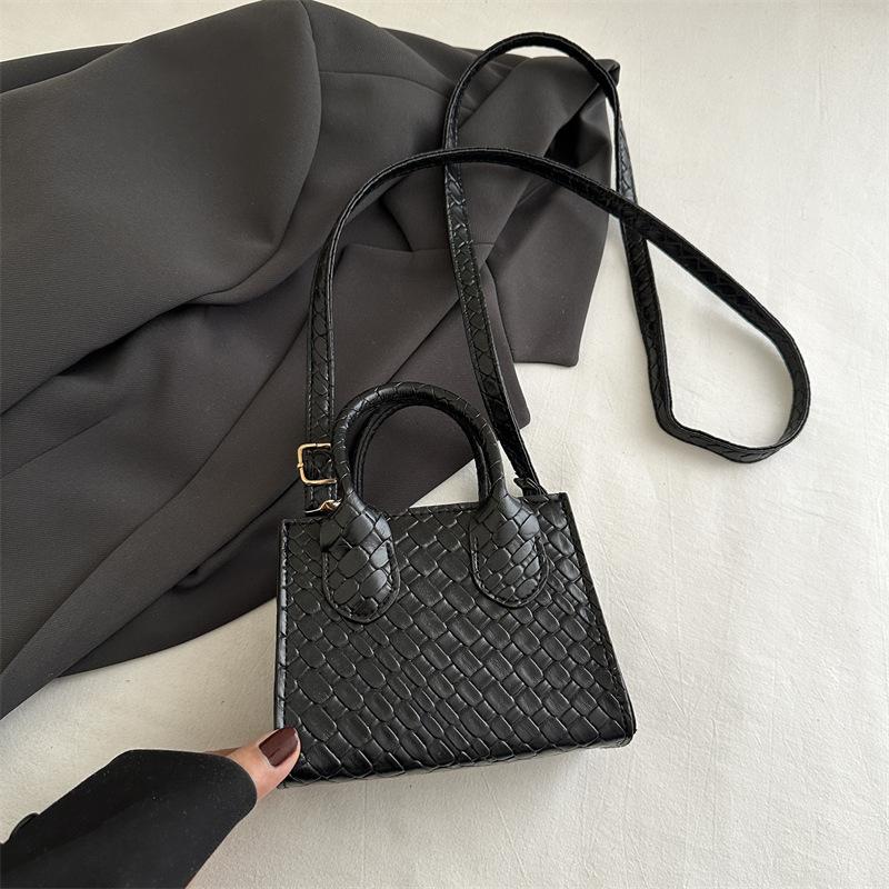 

Винтажная ромбовидная плетеная сумка женская сумка 2025 новая модная универсальная сумка через плечо с текстурой маленькая квадратная сумка чёрный