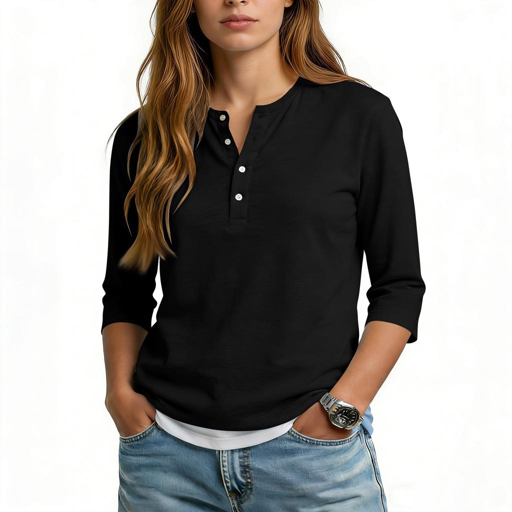 Camiseta informal de mujer con cuello en V, manga tres cuartos y botones decorativos.