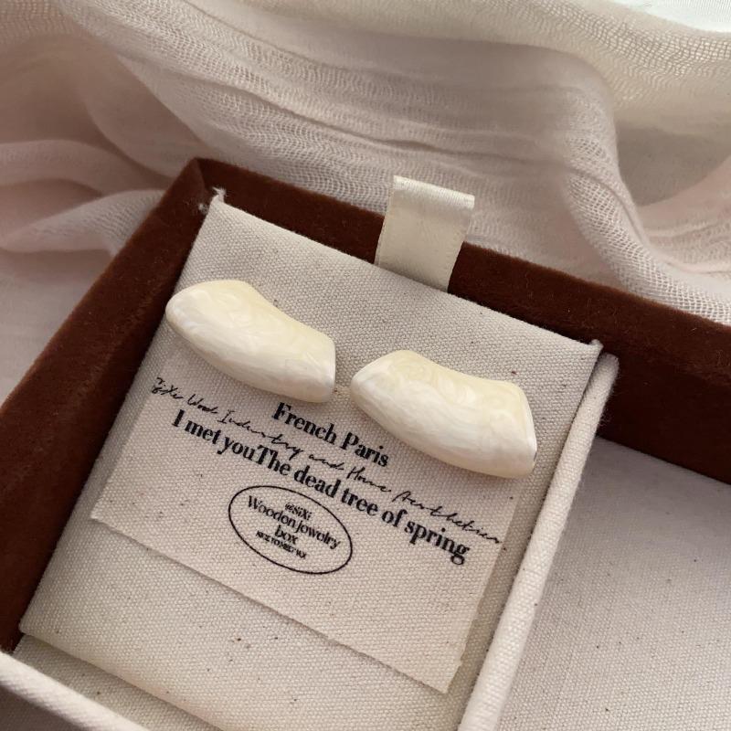 

Niche Design Korean Unique Design Stud Earrings Femininity Personality Metal Simple Wind Dripping Oil Retro Hong Kong Style Earrings