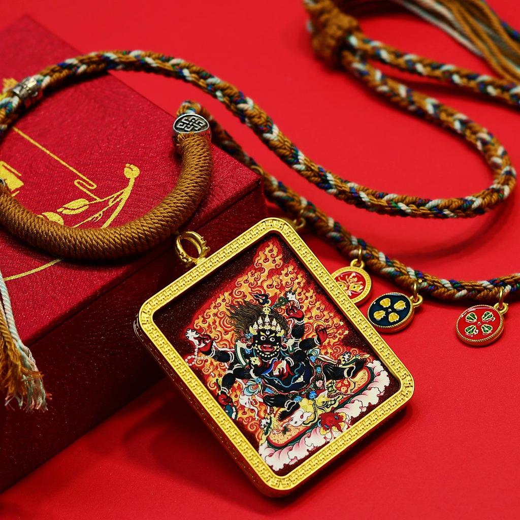 Schwarzer Dzambala Sechsarmiger Mahakala Thangka Anhänger mit Fünf Reichtumsgöttern und Ga'u Box Kette