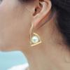 TRIANGLE PEARL EARRING GOLD