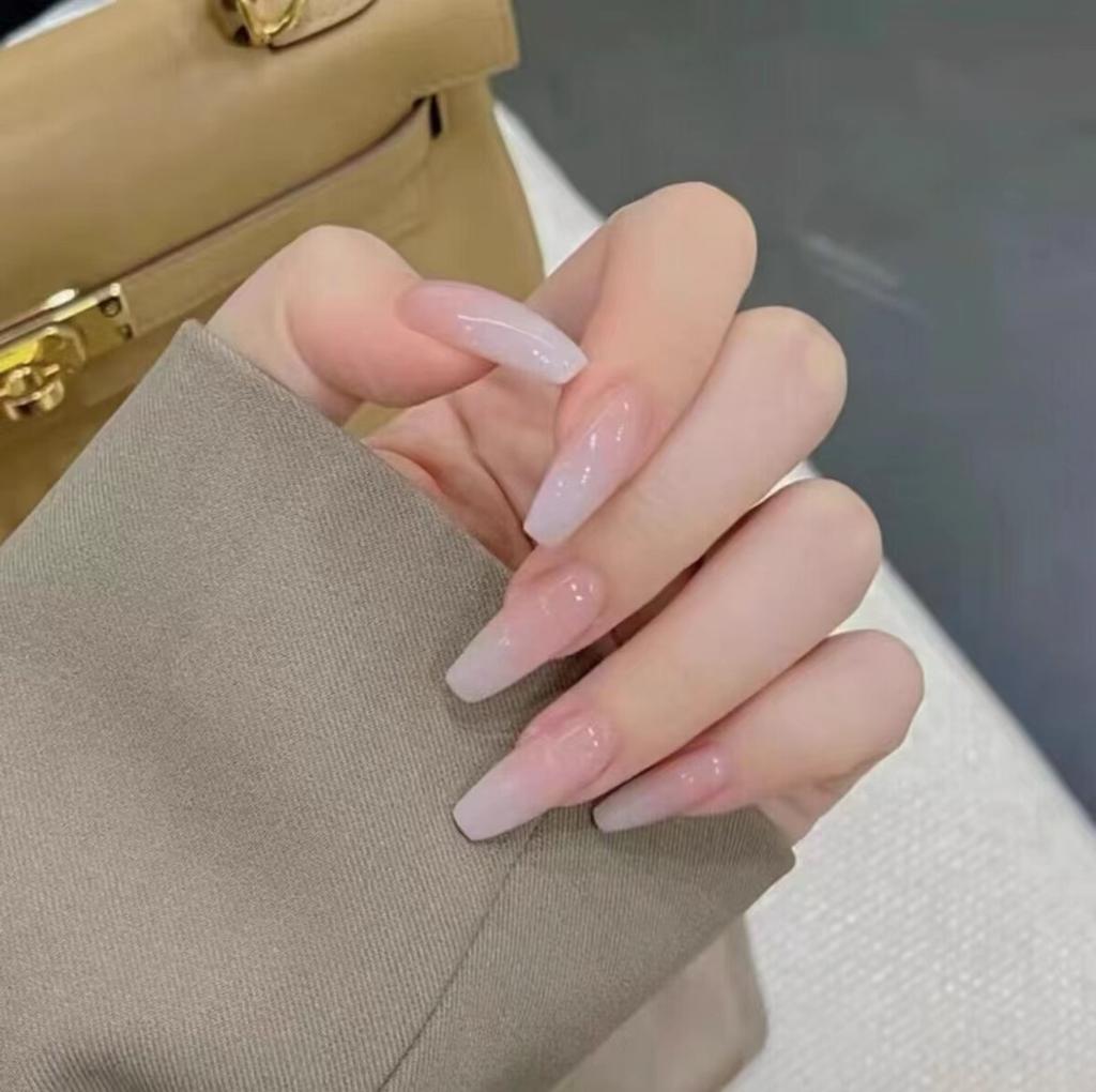 Čistě ručně vyráběný fototerapeutický nositelný nehtový dílek Nude barva gradient Nositelný nehet Hotový výrobek Opakovaně použitelná nehtová náplast