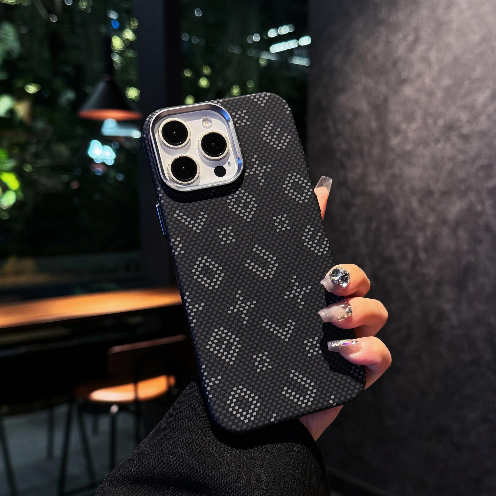 

Светящийся магнитный чехол для iPhone 17 Air 16 15 Pro Max Премиальная крышка Текстура углеродного волокна Приятный на ощупь Ультратонкий Металлические кнопки iPhone 15 Pro Max чёрный