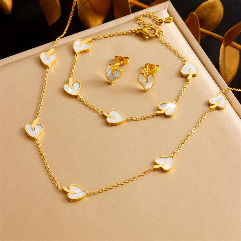 Gold Heart Mother of Pearl Jewelry Set: Necklace, Bracelet, and Earrings белый