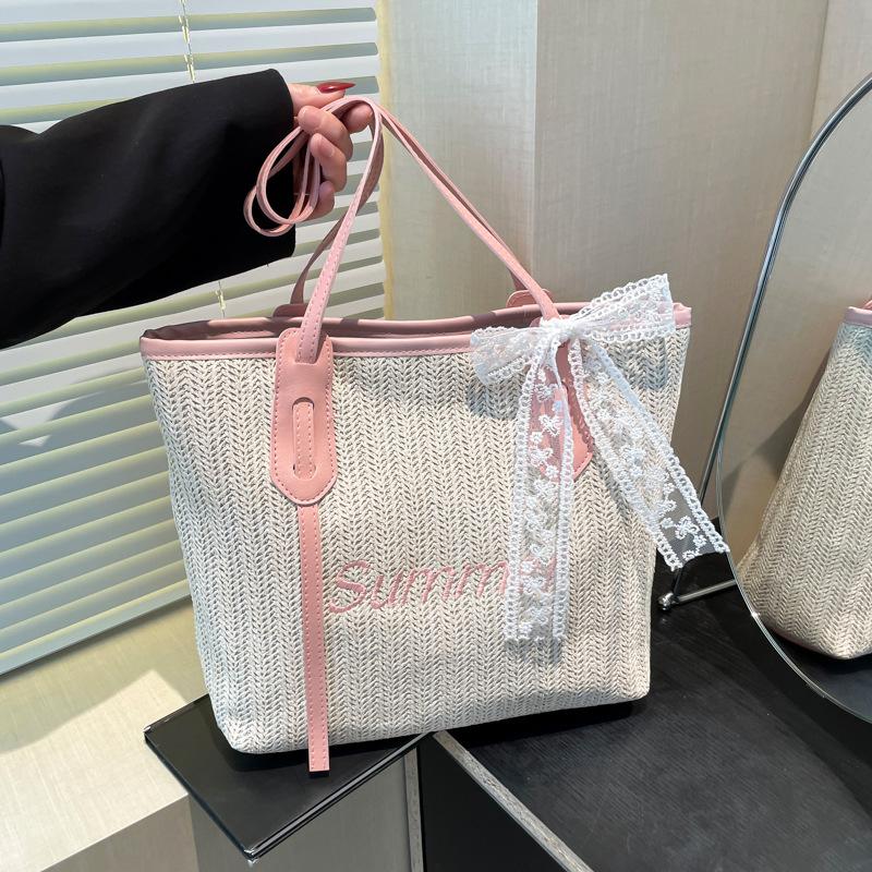 

Tote bag women s summer new woven beautiful contrasting colors large-capacity commuting fashion trend portable shoulder bag розовый