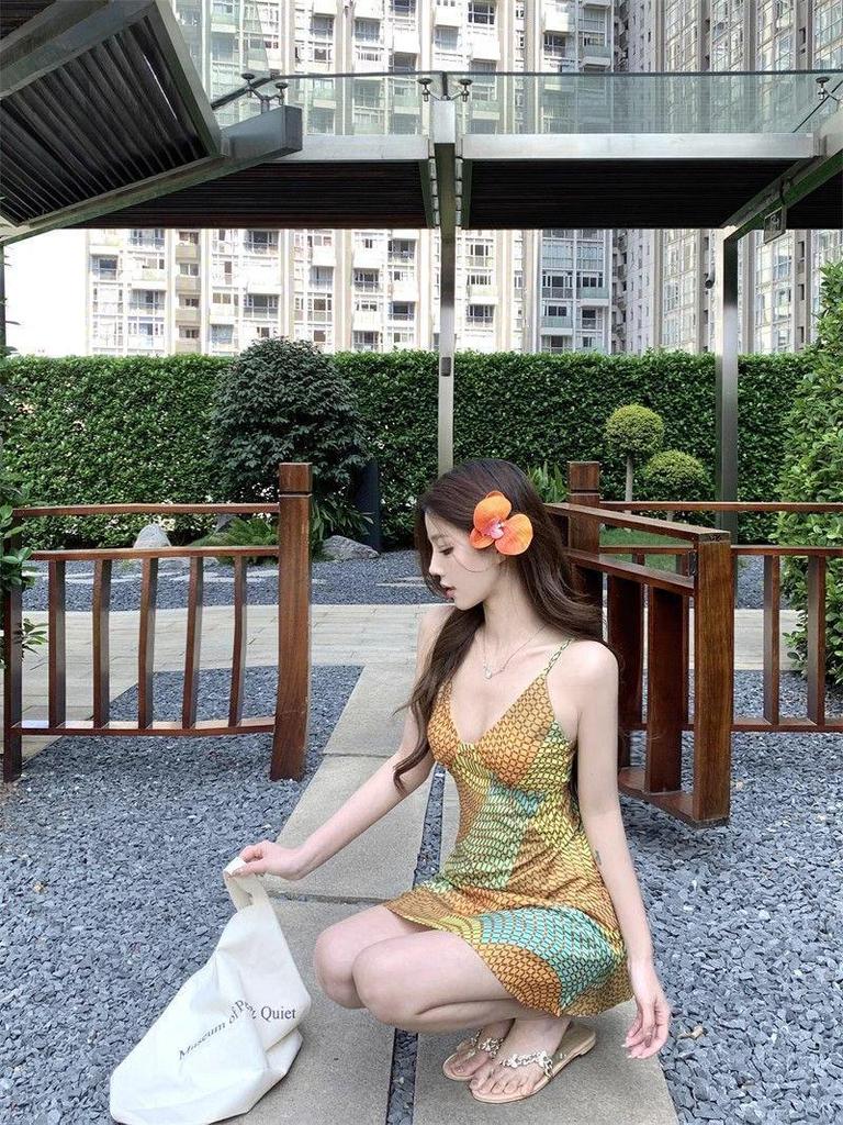 Women's Yellow Plaid V-Neck Camisole Dress – Slim Fit A-Line Skirt, Waist-Cinching Design for Summer Vacation
